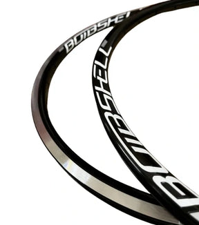 SSS Racing Bombshell ALU rims Mini/Expert 28H, black aluminum with white logos, glossy finish and red edge accents at rim